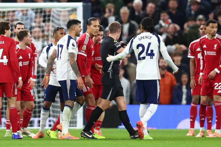 Ромеро уходит с поля после удаления