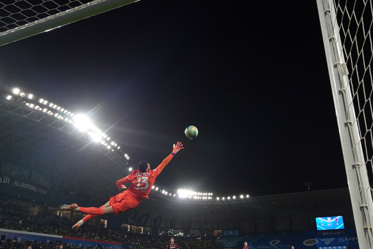 Мяч влетает в сетку после удара Нереса