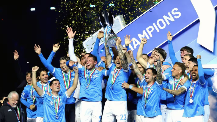 Игроки «Наполи» с Суперкубком Италии