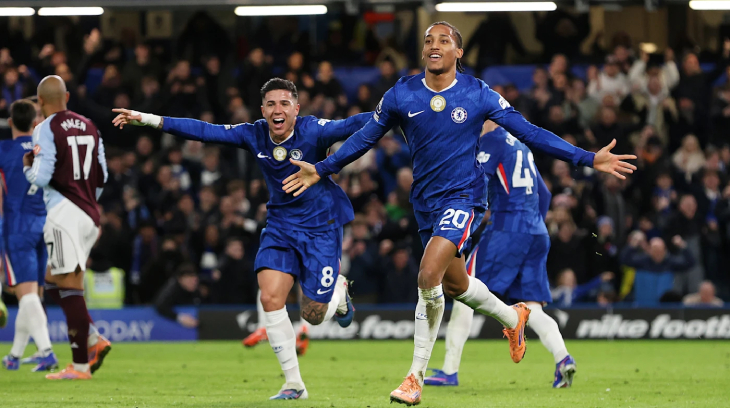 Жоау Педру празднует гол