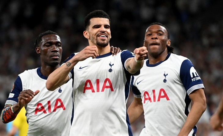 Доминик Соланке (в центре)