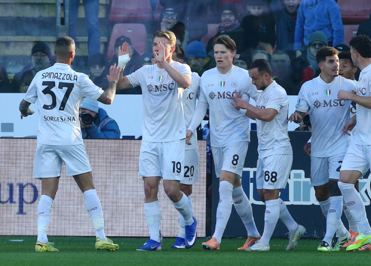 Игроки «Наполи» празднуют гол