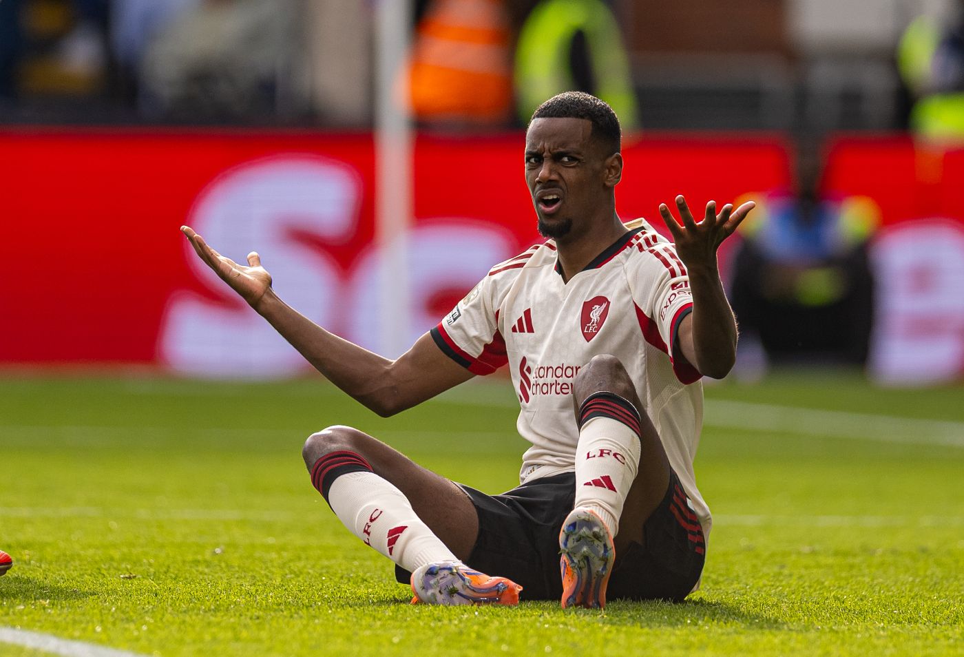 Александер Исак