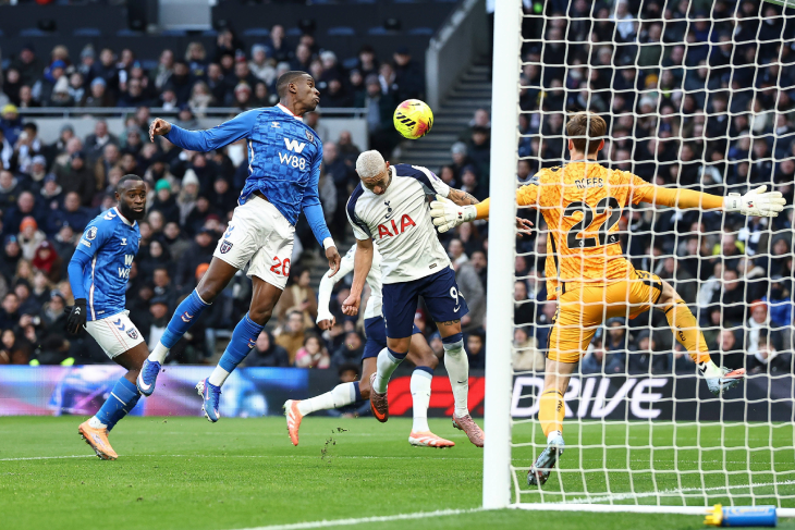 Норди Мукиэле выбивает мяч на угловой