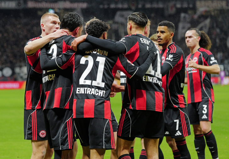 Игроки «Айнтрахта» празднуют гол