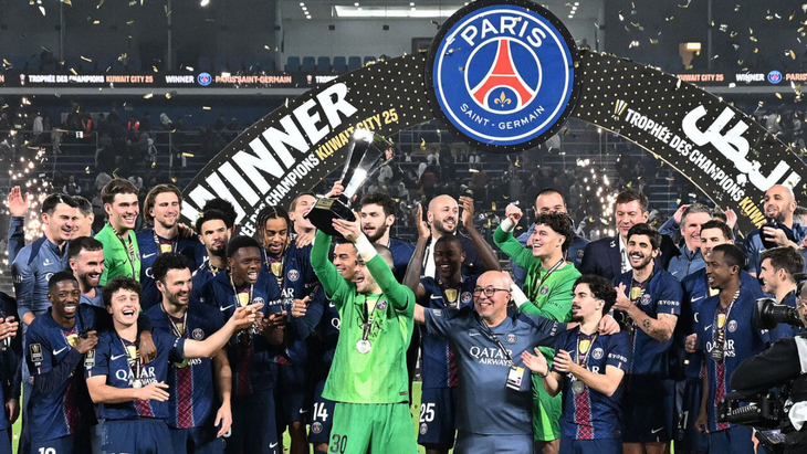 Игроки «ПСЖ» с трофеем
