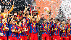 Игроки «Барселоны» с трофеем