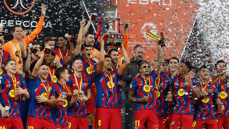 Игроки «Барселоны» с трофеем