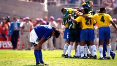 Роберто Баджо на фоне бразильцев после легендарного промаха в финале ЧМ-1994