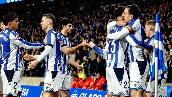 Игроки «Сосьедада» празднуют гол