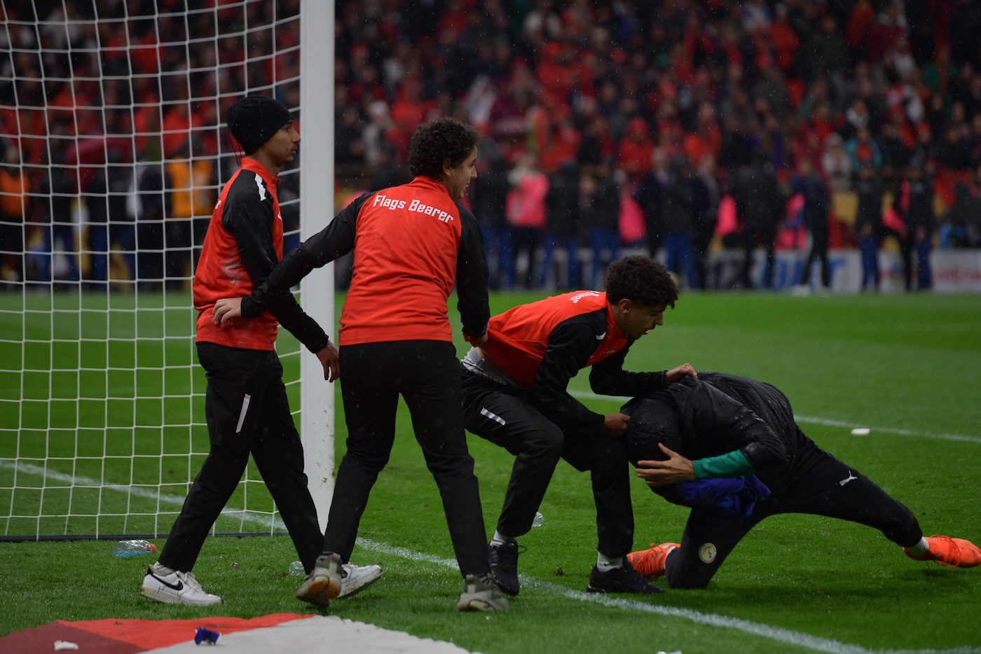 Болбои пытаются отобрать полотенце у запасного вратаря сборной Сенегала