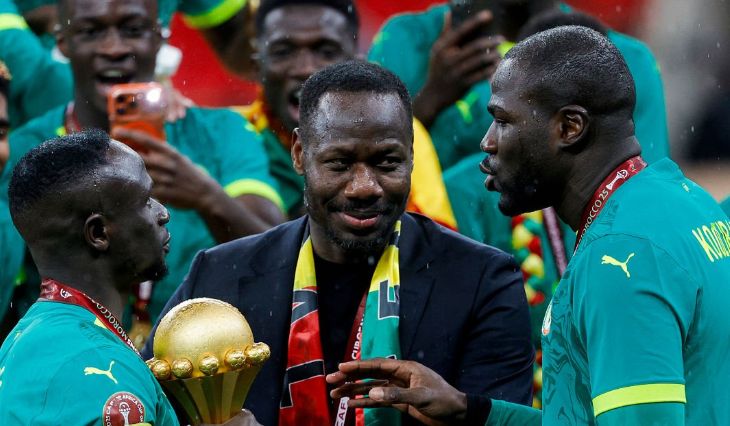 Пап Тьяв (в центре)