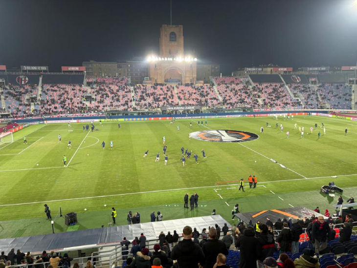 Игроки «Болоньи» и «Селтика» на разминке 