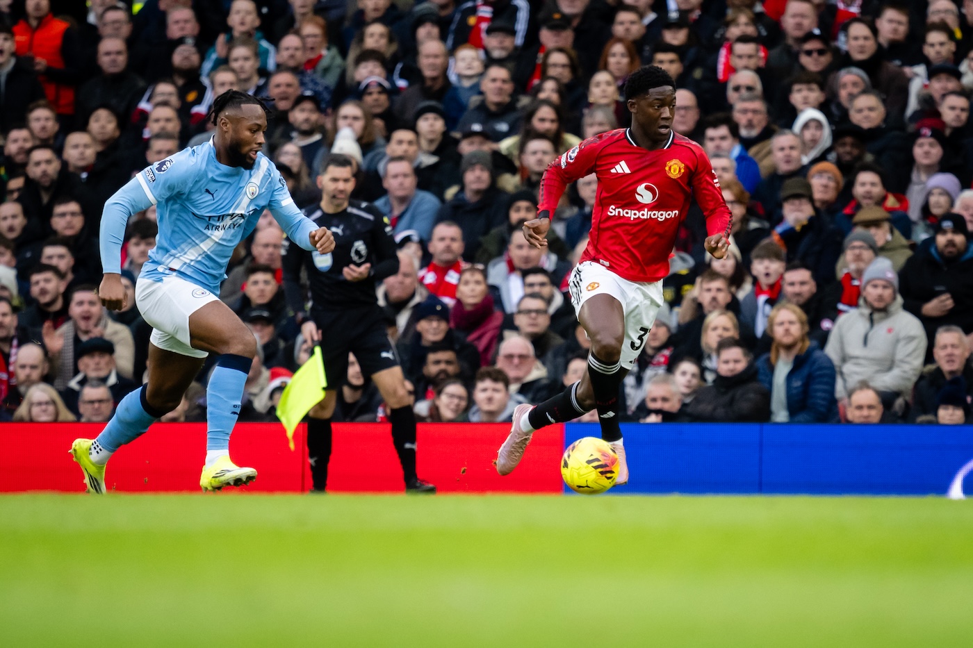 Кобби Мейну в матче против «Манчестер Сити»