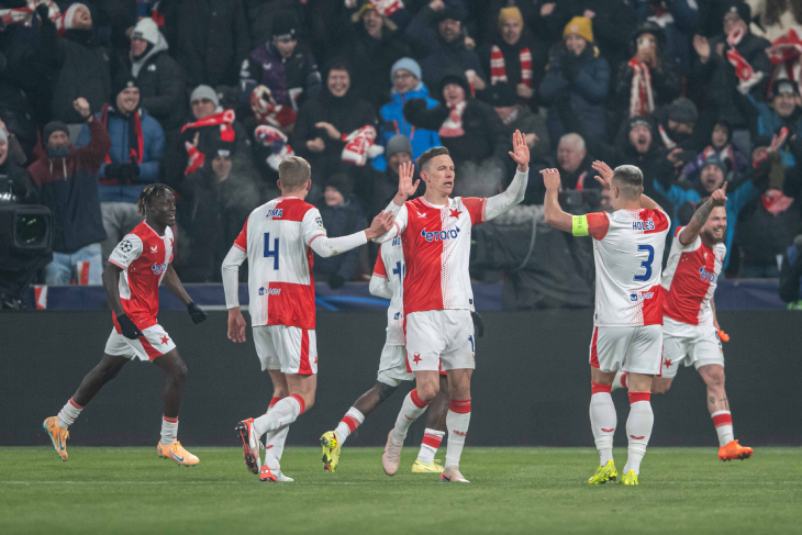 Игроки «Славии» празднуют гол