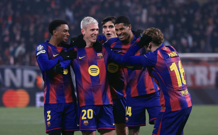 Игроки «Барселоны» празднуют гол