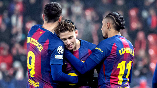 Игроки «Барселоны» празднуют гол