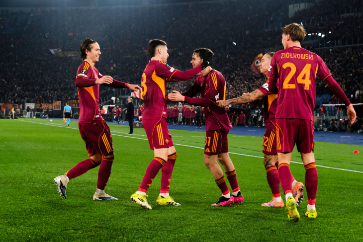 Игроки «Ромы» празднуют гол