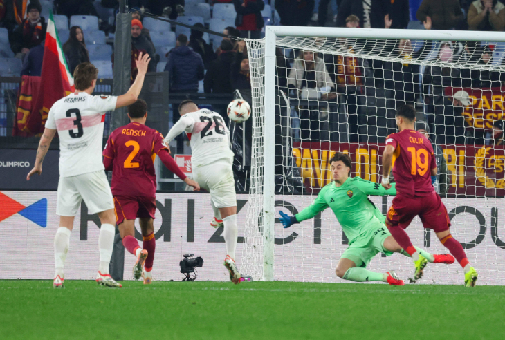 Удар Ундава выше ворот