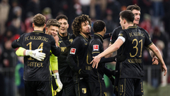 Игроки «Аугсбурга» празднуют победу