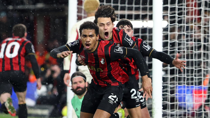 Игроки «Борнмута» празднуют победный гол