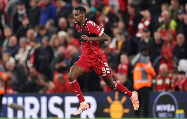 Александер Исак разминается в перерыве матча «Ливерпуля» против «Саутгемптона» в Кубке английской лиги