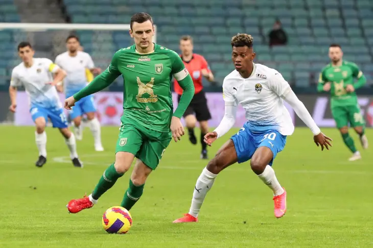 Матео Кассьерра (справа)