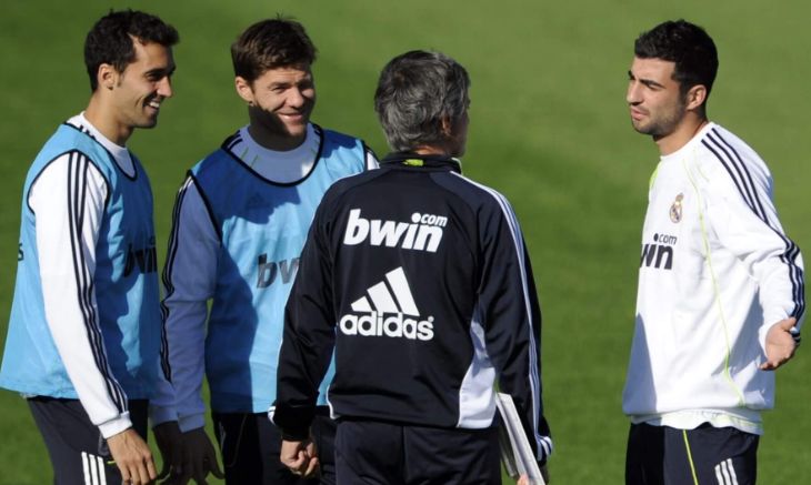 Арбелоа, Алонсо, Моуринью и Рауль Альбиоль на тренировке «Реала» в 2010 году