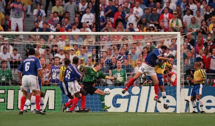 Зинедин Зидан открывает счет в финале ЧМ-98