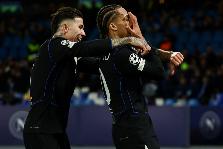 Жоау Педру празднует гол