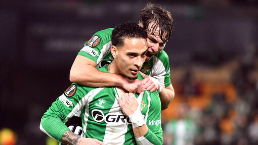 Антони празднует гол