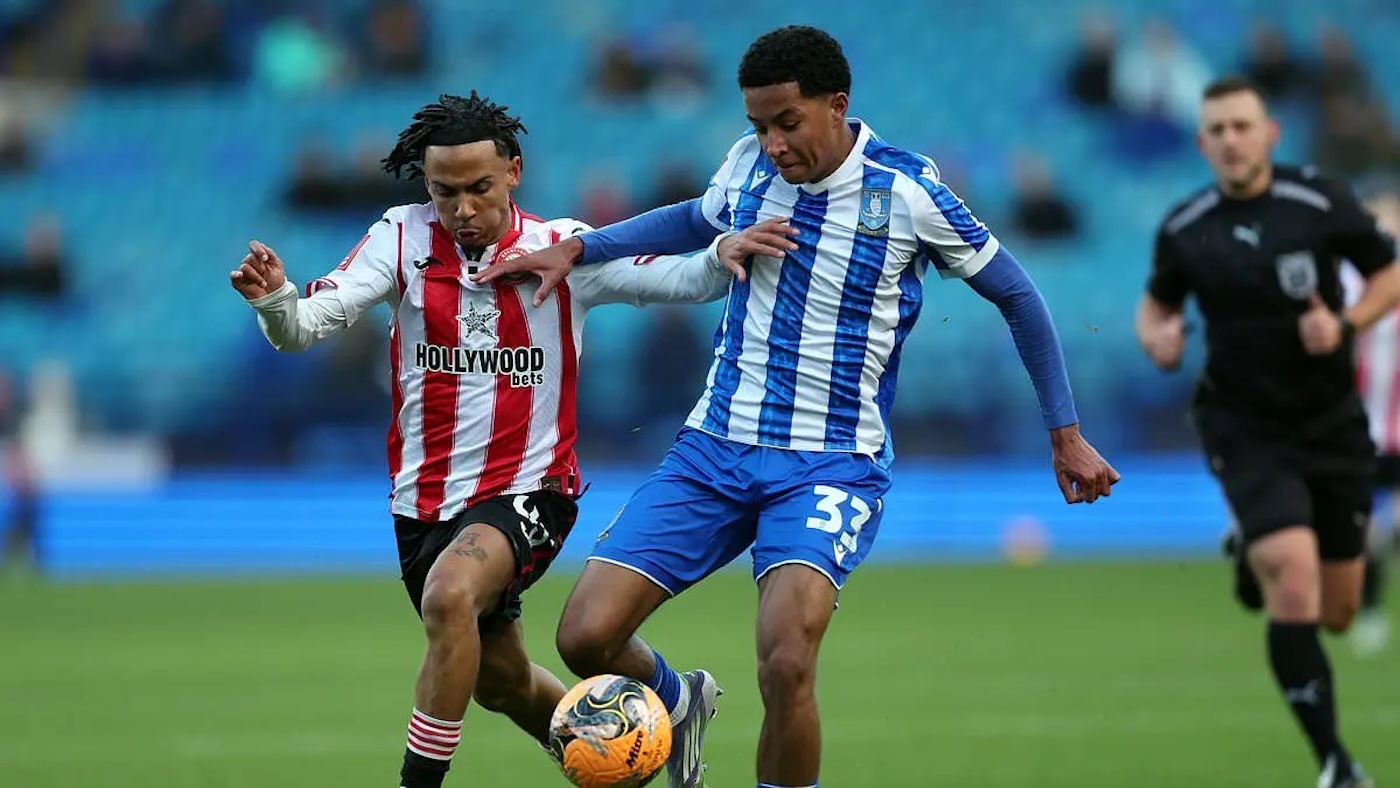 Иса Алао (справа)