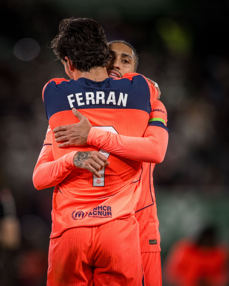 Рафинья и Ферран Торрес празднуют гол