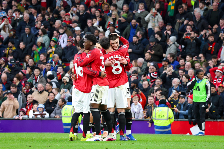 Беньямин Шешко празднует гол