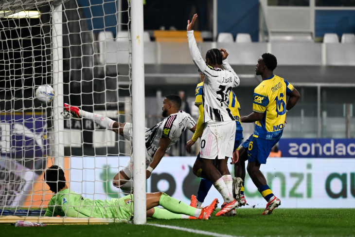 Защитник «Юве» Бремер оформляет дубль