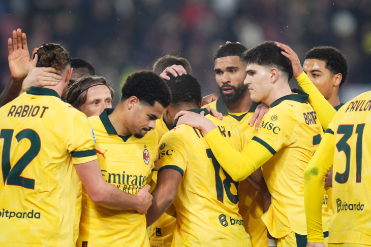 Игроки «Милана» празднуют гол