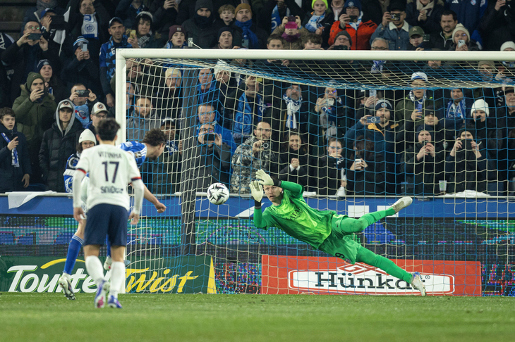 Матвей Сафонов отражает пенальти Паничелли