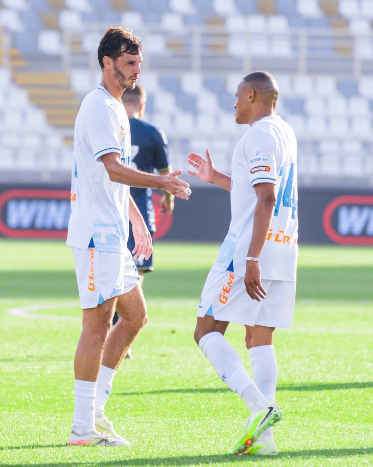 Ерохин и Джон празднуют гол