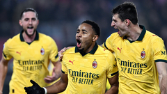 Игроки «Милана» празднуют гол