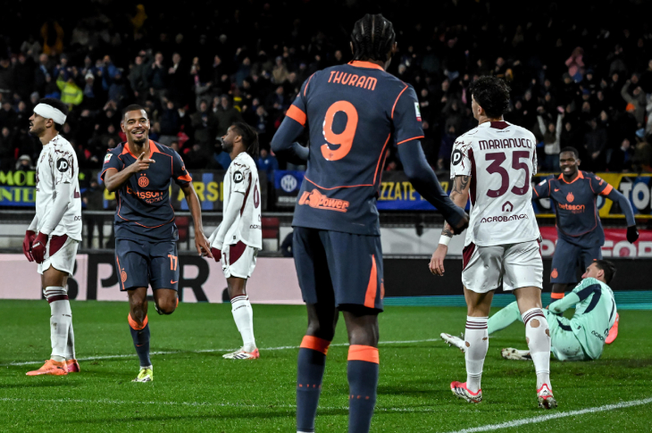 Диуф показывает на Тюрама после забитого гола