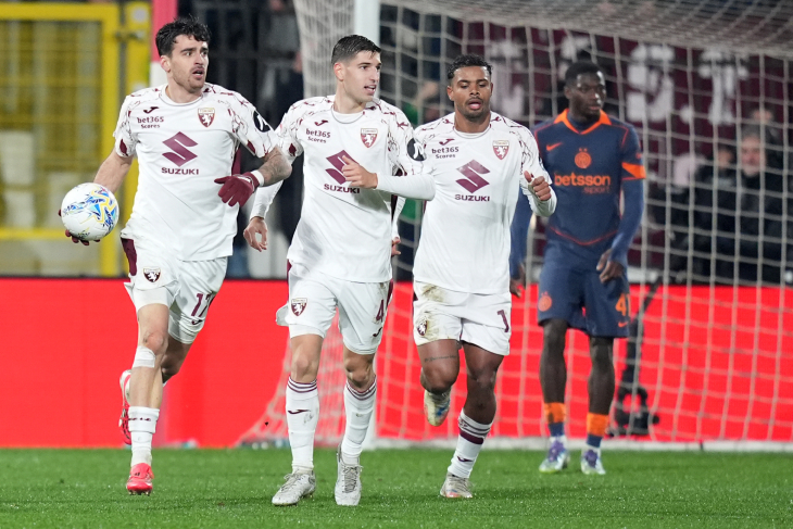 Игроки «Торино» бегут к центру поля после забитого гола