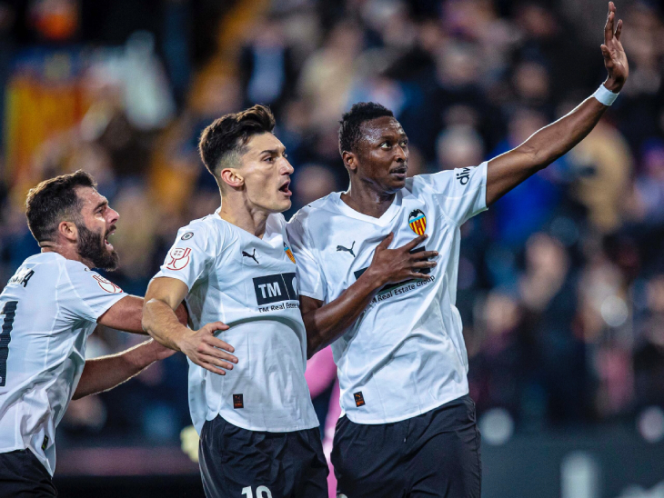 Умар Садик празднует гол