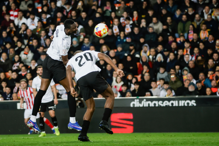 Умар Садик бьёт по своим воротам