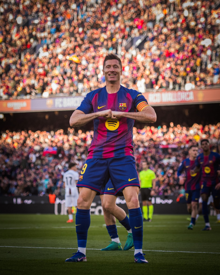 Роберт Левандовски празднует гол