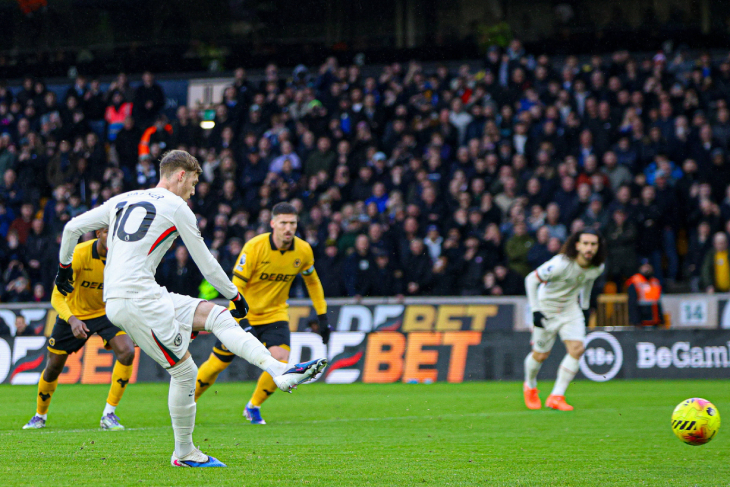 Коул Палмер забивает пенальти