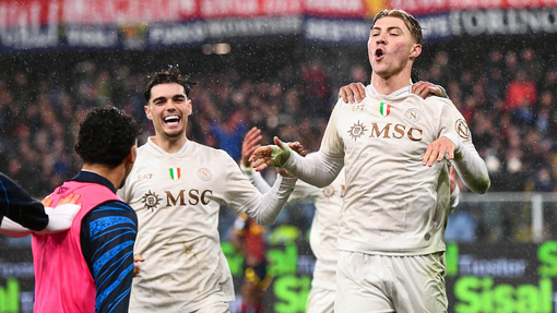 Расмус Хёйлунн празднует гол