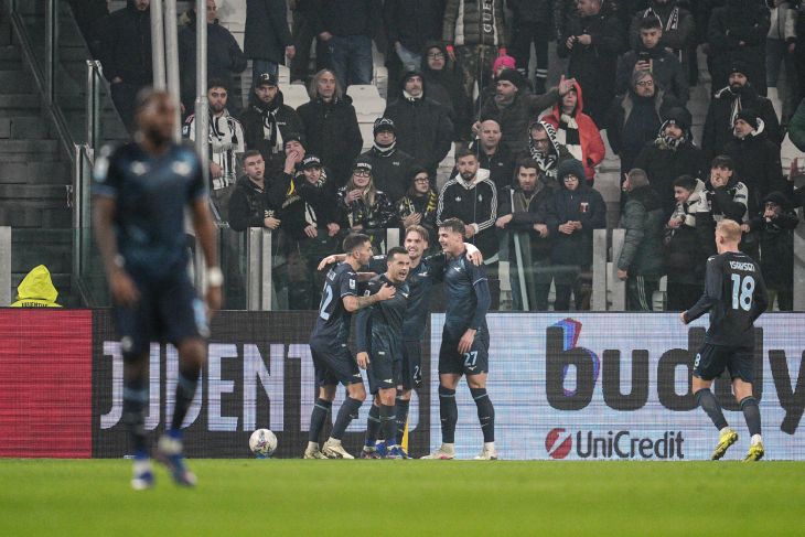 Педро празднует гол