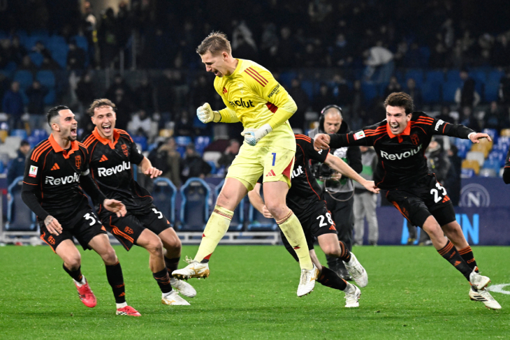 Игроки «Комо» празднуют гол