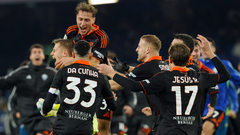 Игроки «Комо» празднуют победу