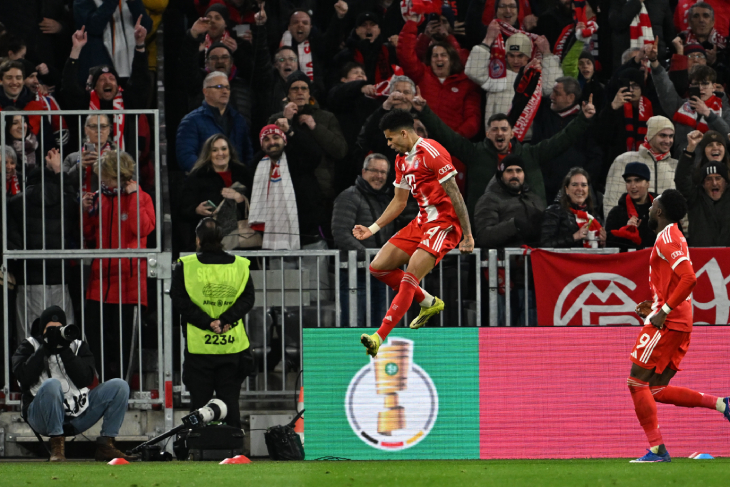 Луис Диас празднует гол